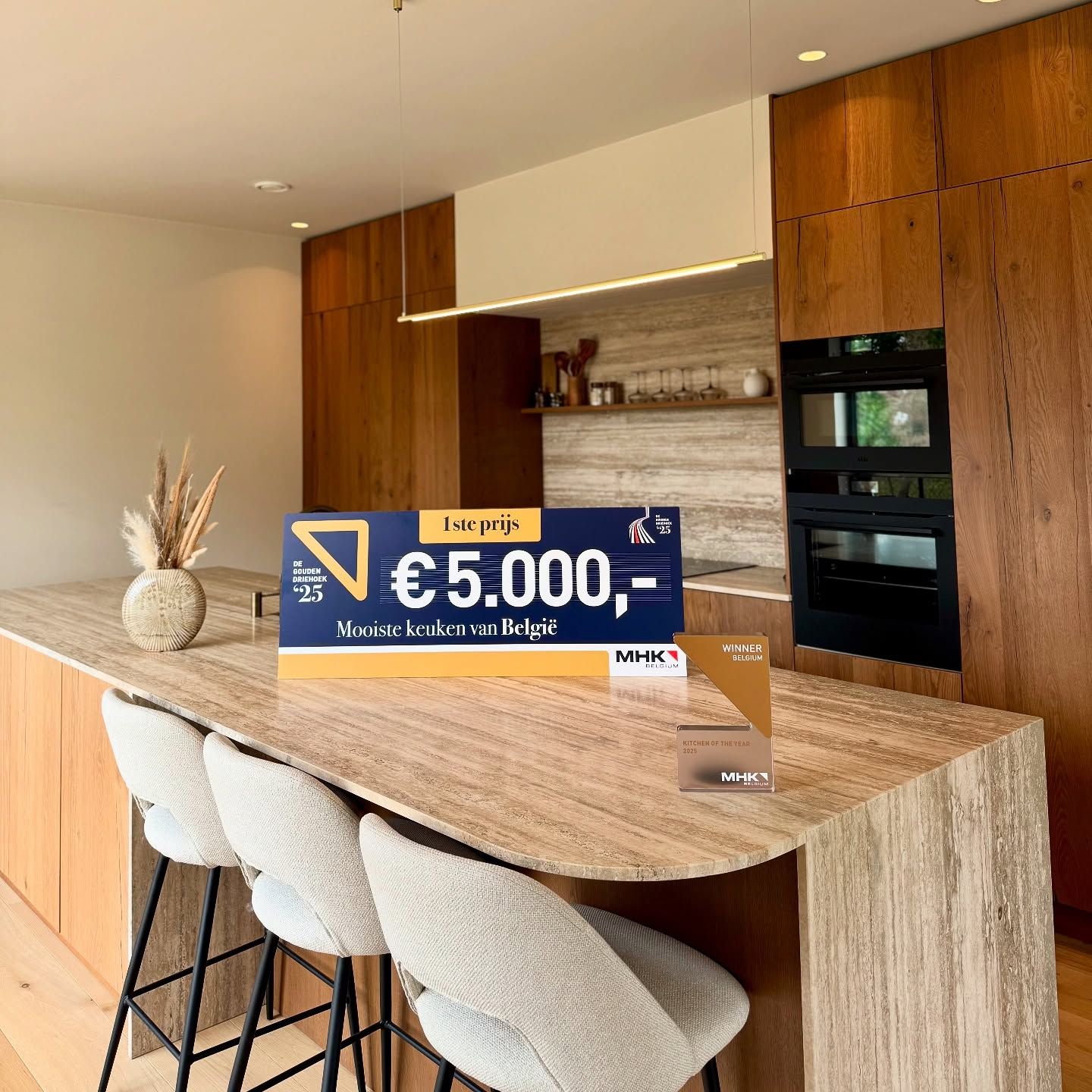 De bekroonde keuken met de eerste-prijs-cheque van de MHK-verkiezing Mooiste keuken van België