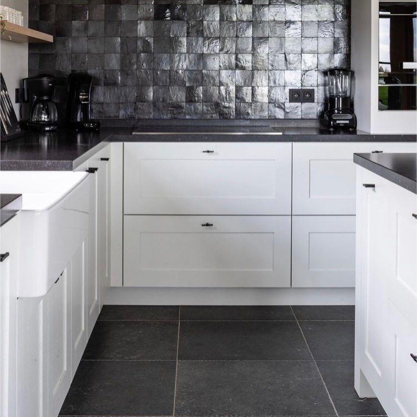 Landelijke witte keuken met kaderfronten