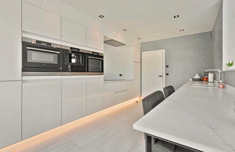 Witte keuken met marmerlook eiland