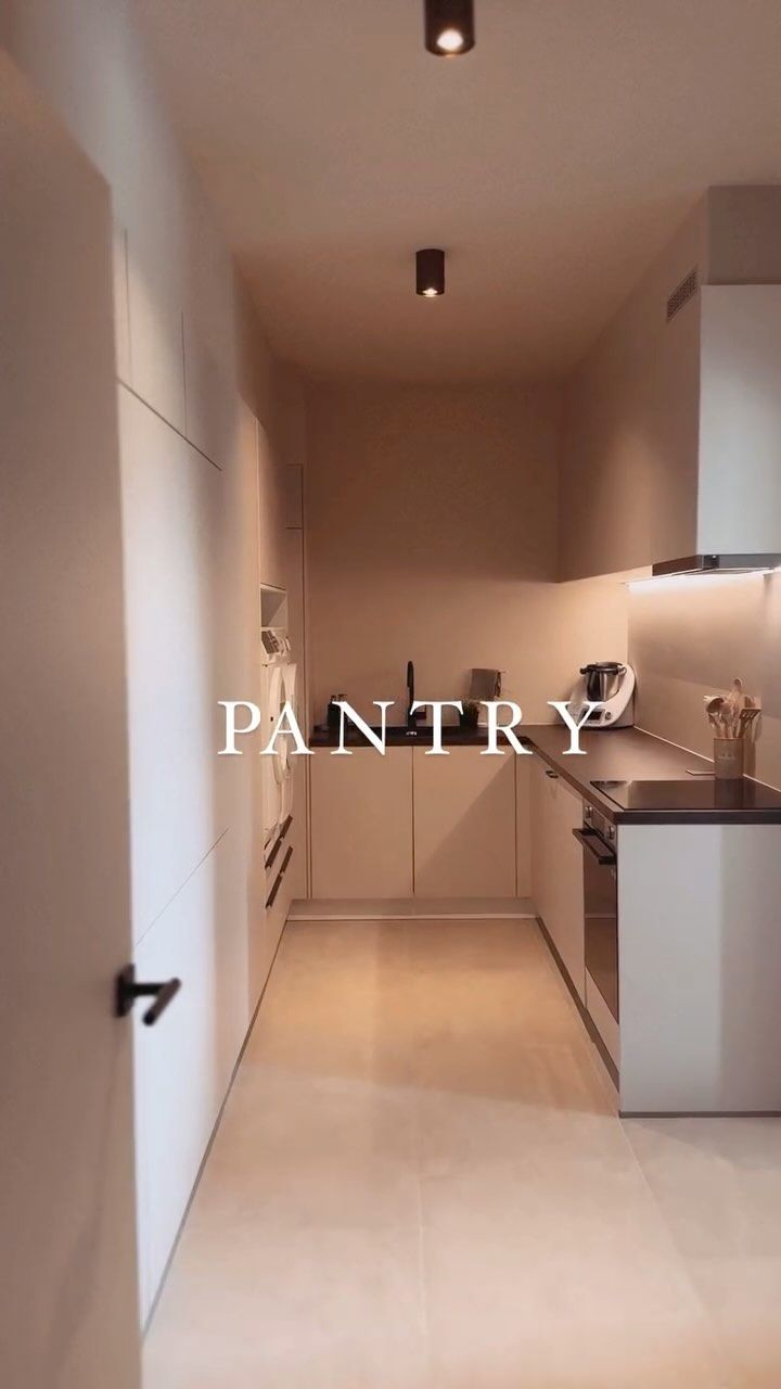 Pantry met ingebouwde kasten en werkblad