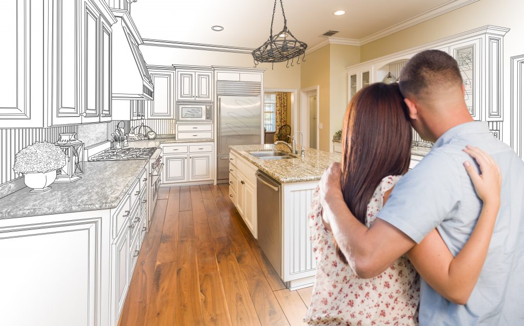 Een koppel bekijkt een keuken die overgaat van ontwerptekening naar afgewerkt interieur