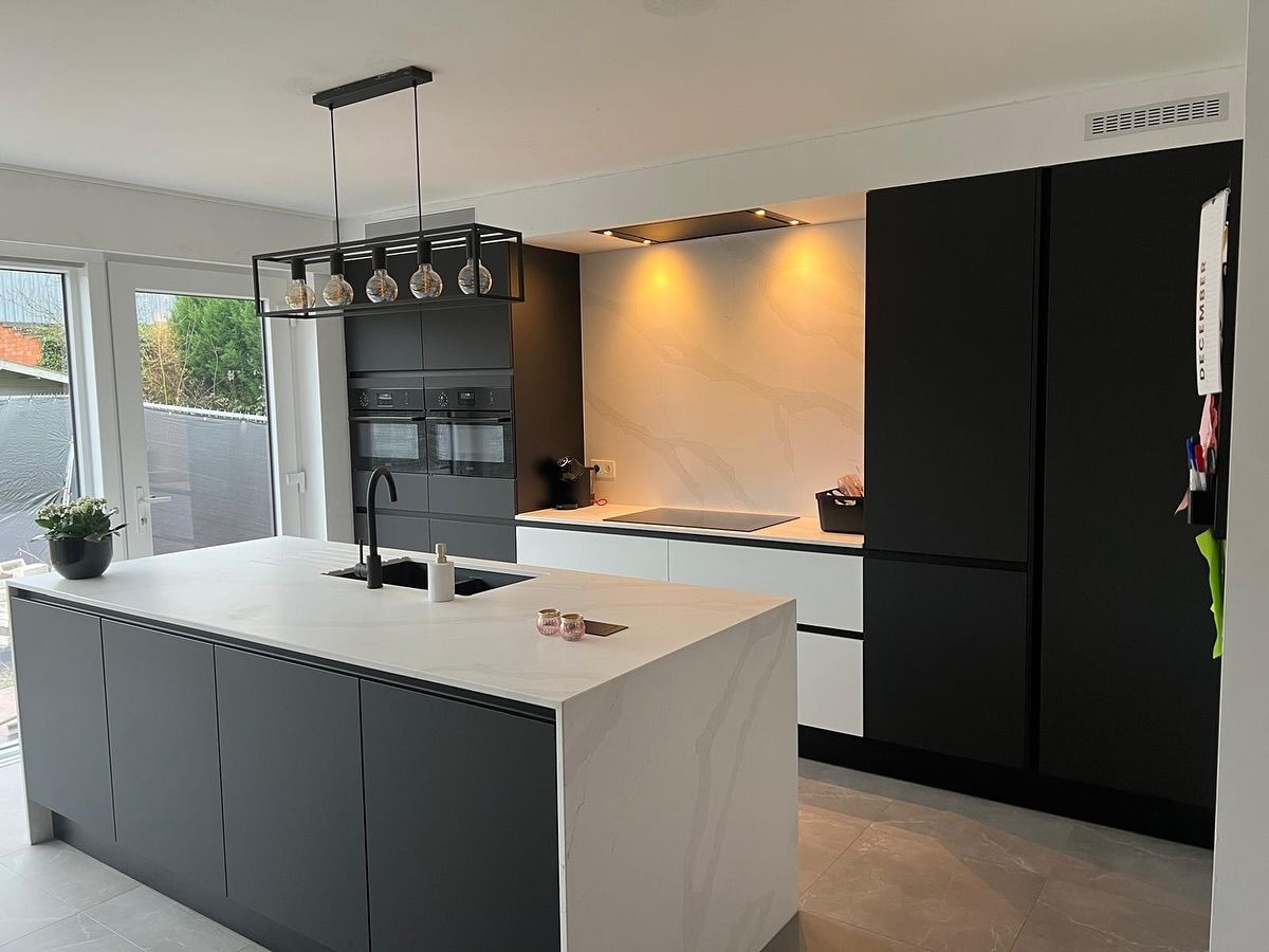 Mat zwarte fingerproof keuken met composieten eiland