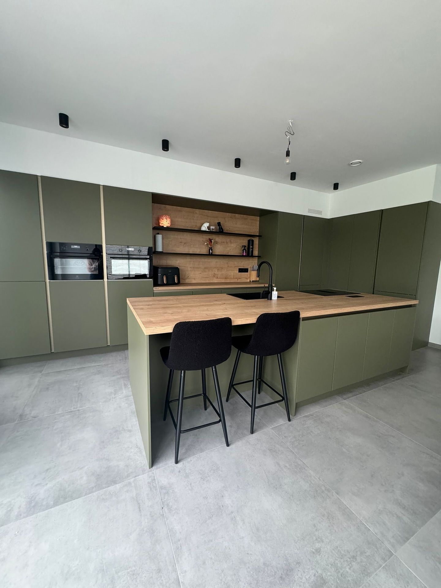 Olijfgroen met warm hout, foto 3
