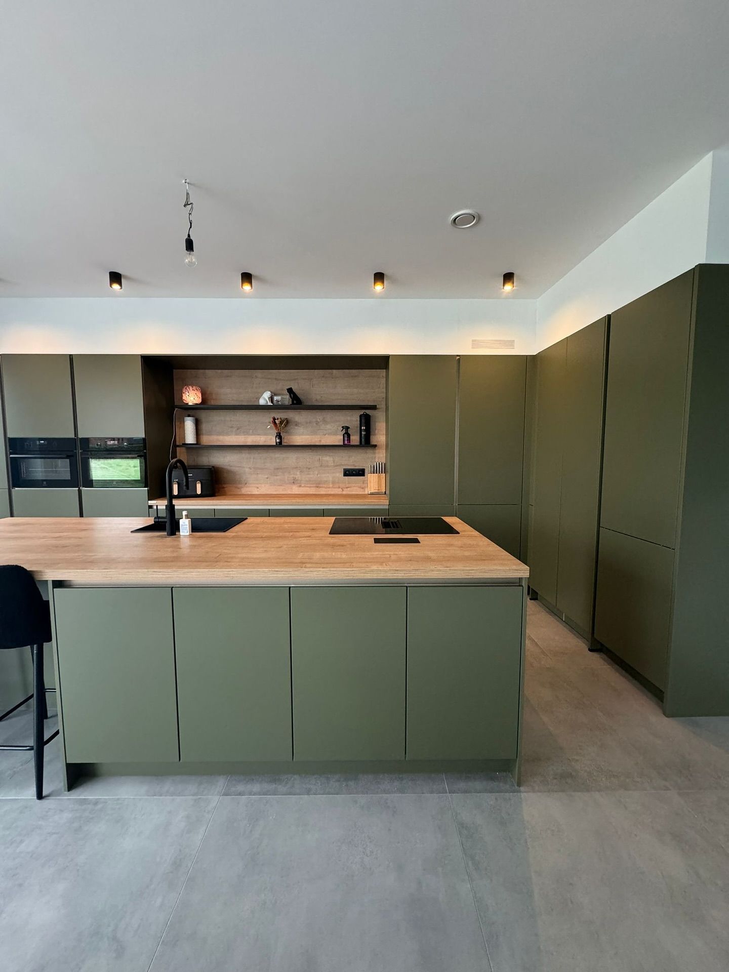 Olijfgroen met warm hout, foto 6